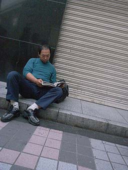 読書する男性